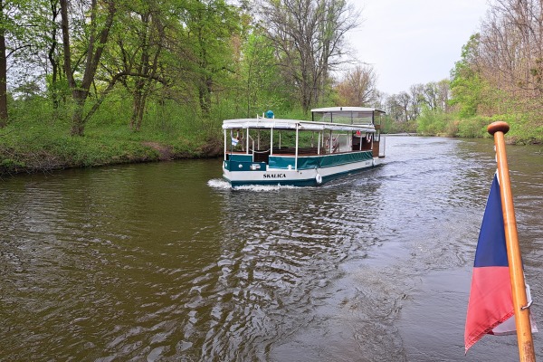 Pohled na loď plující po Staré Moravě.