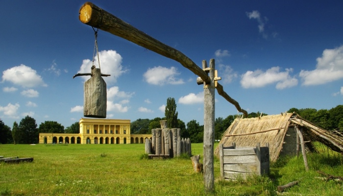 Rekonstrukce velkomoravského osídlení před zámečkem Pohansko.