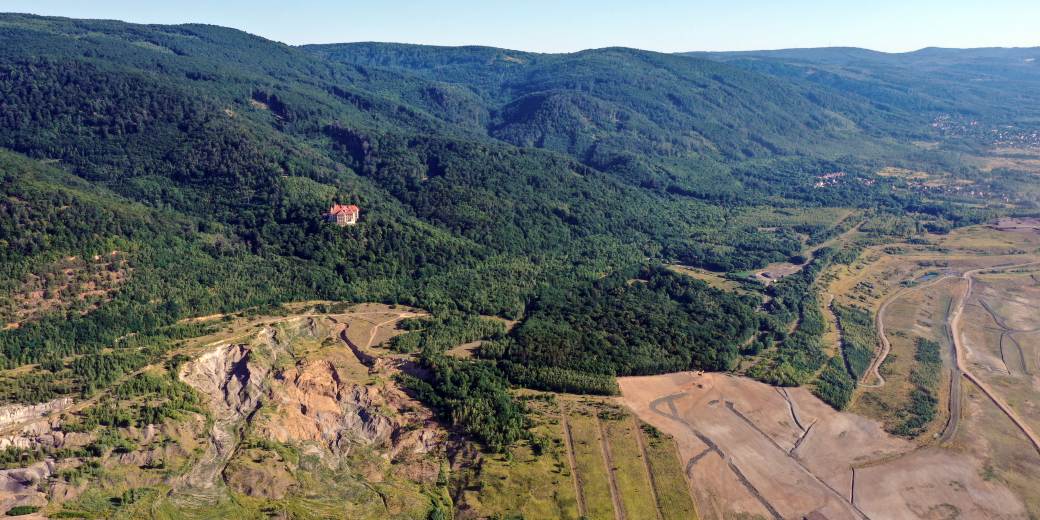 Pohled z dronu na lom ČSA.
