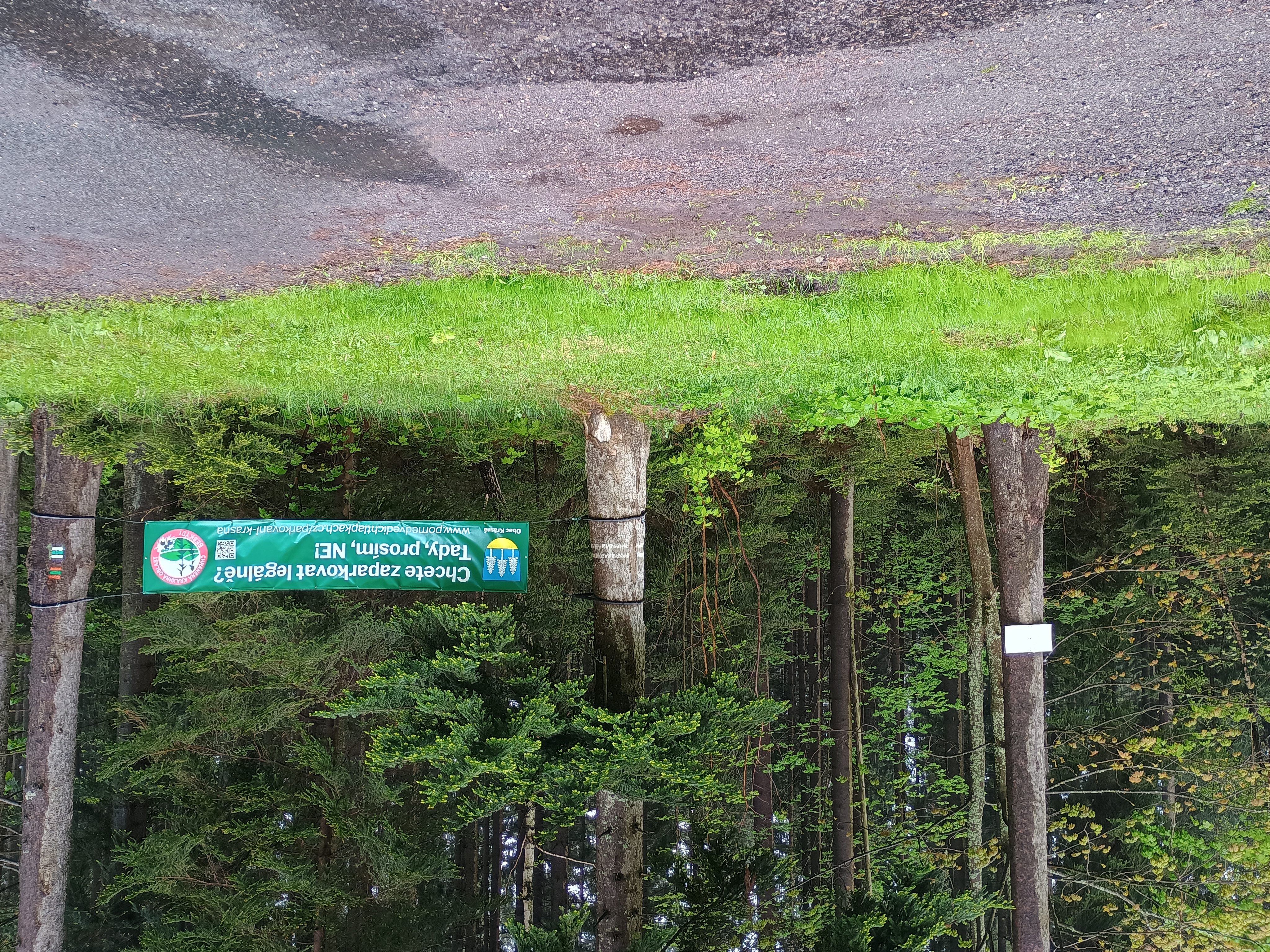transparent upozorňující na legální parkování
