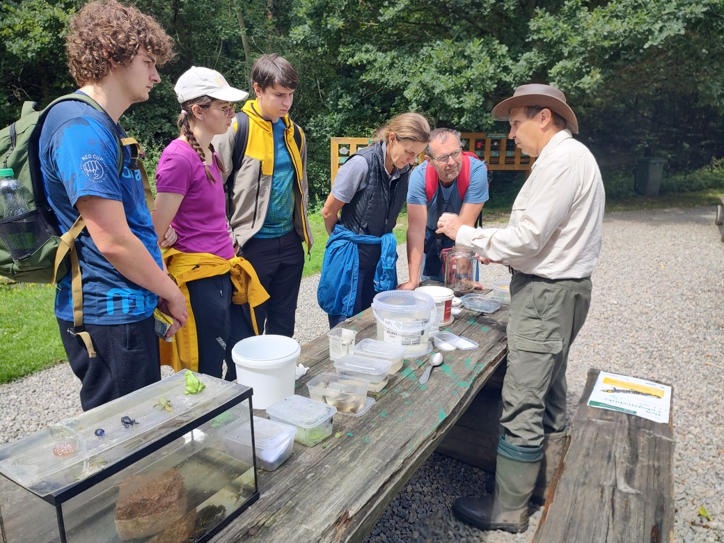 Účastníci akce sledují výklad.