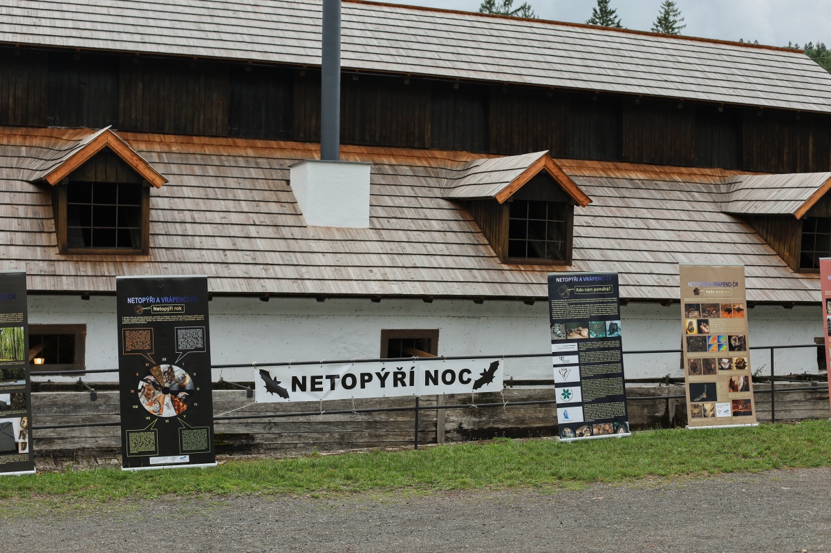 vodní hamr s bannerem Netopýří noci