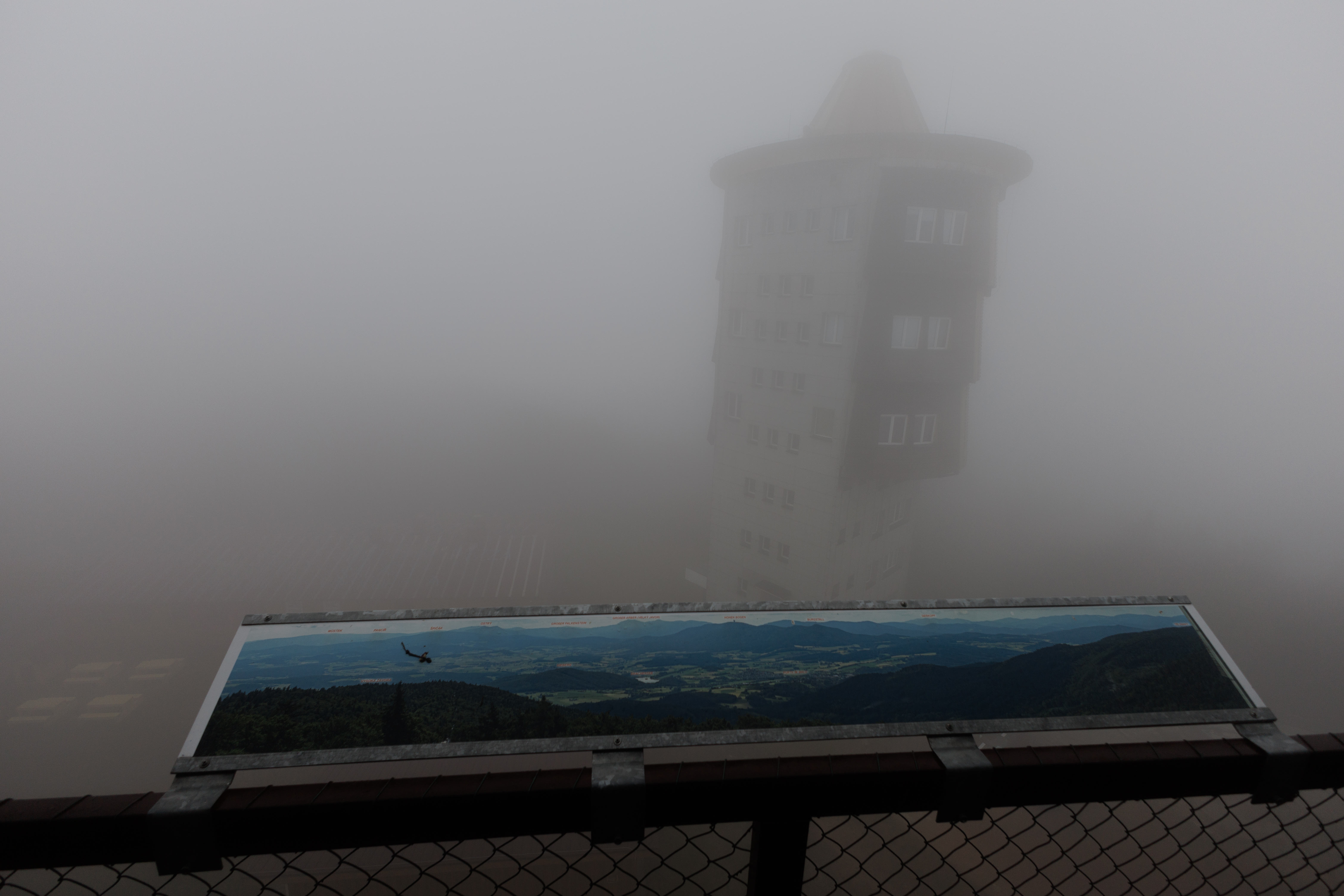 výhled z Kurzovy věže v mlze