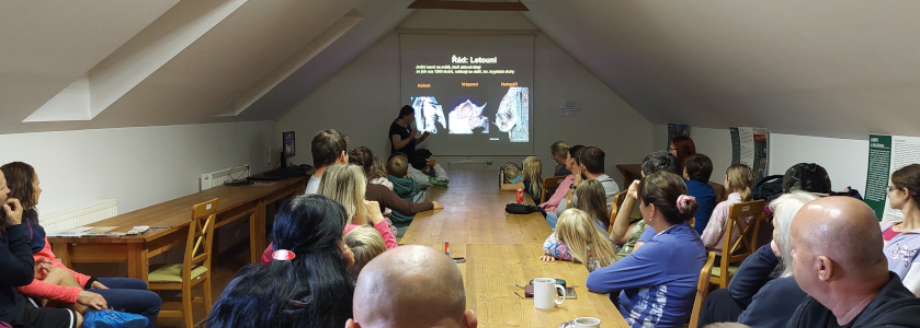 Účastnící Netopýří noci sledují přednášku.